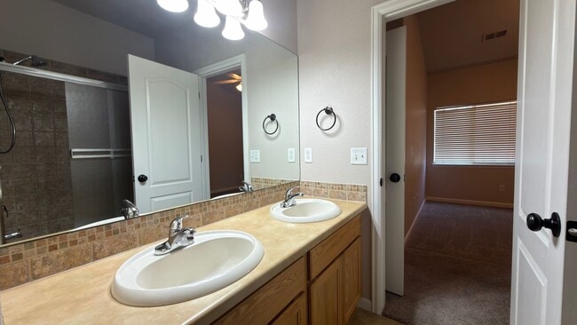 Building Photo - Great Condo in Greeley