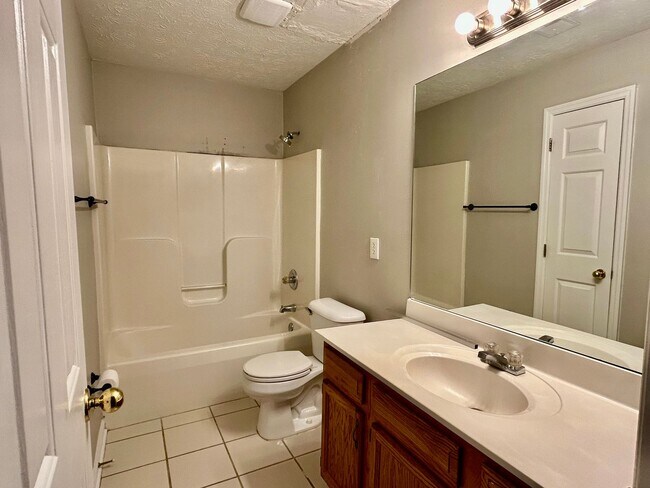 Building Photo - 2 Bed 1.5 Bath Pay ONLY Electric!