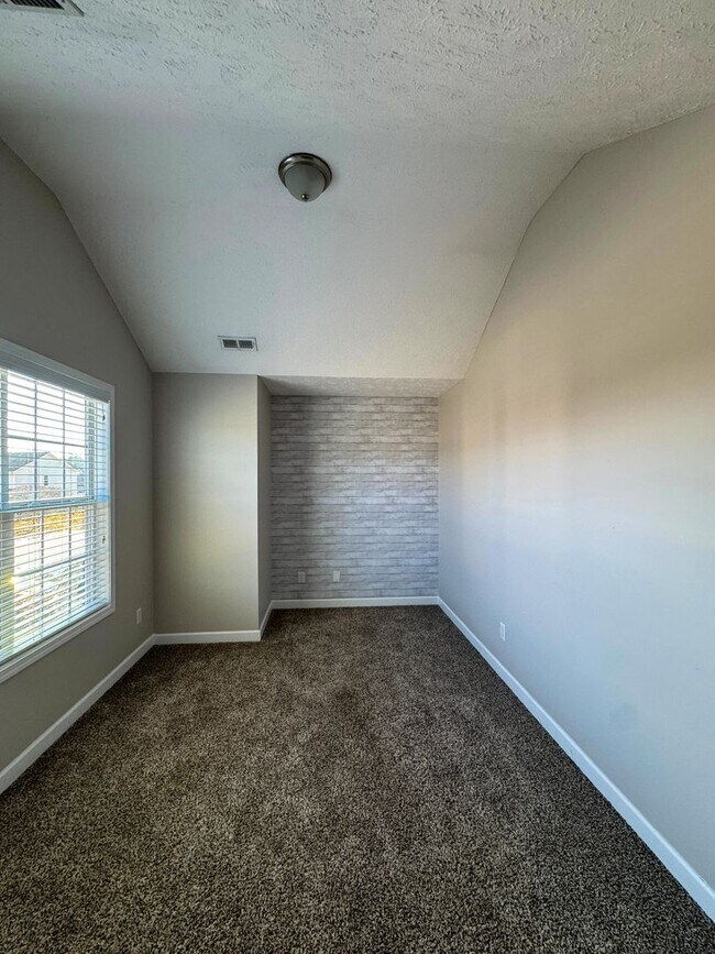 Building Photo - Beautiful 5 Bed 2.5 Bath Home with Main Level Primary Bedroom