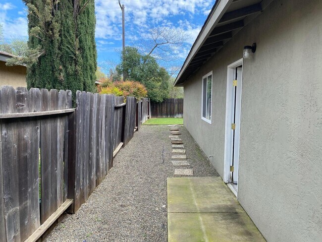 Building Photo - 2821 Pepper Oaks Dr