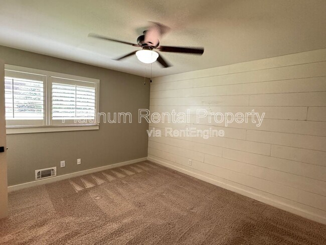 Building Photo - 381 Lynne Cir