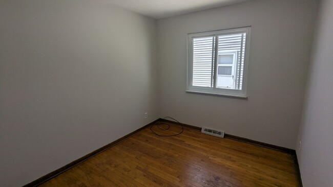Building Photo - Welcome to this charming 3-bedroom, 1-bath...