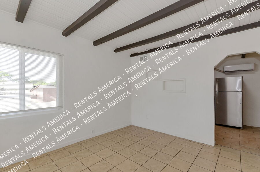 Building Photo - 3048 N Sparkman Blvd