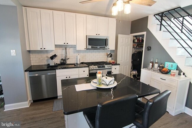 Building Photo - 6161 Lawnton St