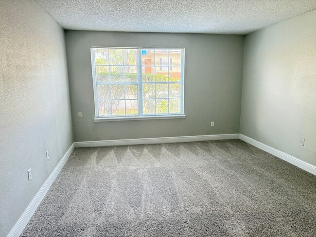 Building Photo - 4022 Versailles Dr