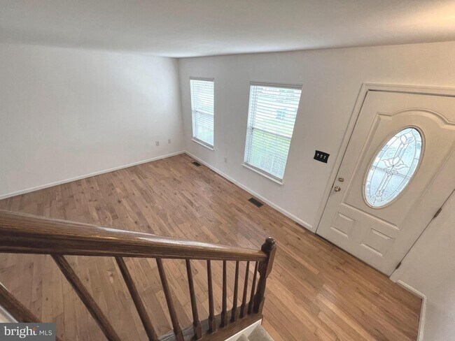 Building Photo - Enjoy easy living in this well kept 3 bedroom, 1.5 bath home.