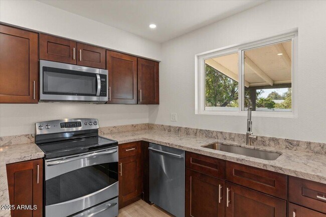 Building Photo - 8617 E Palm Ln