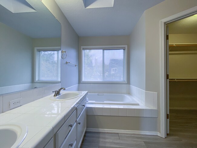 Building Photo - Stunning 4 Bed + 2.5 Bath House in Lake Oswego | Private Backyard, Open Floor Concept, Air Condit...