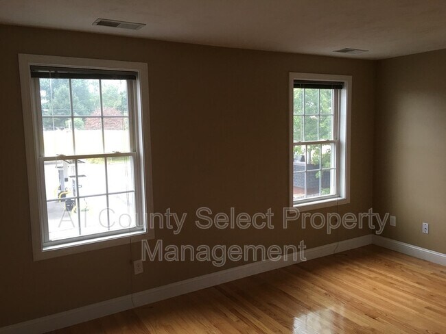 Building Photo - 83 Holten St