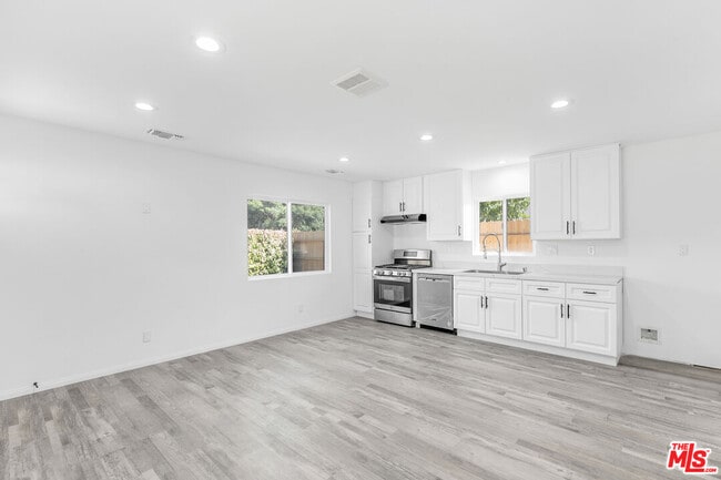 Building Photo - 7309 N Wilbur Ave