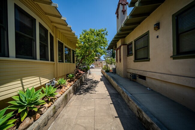 Building Photo - 3924 Alameda Pl