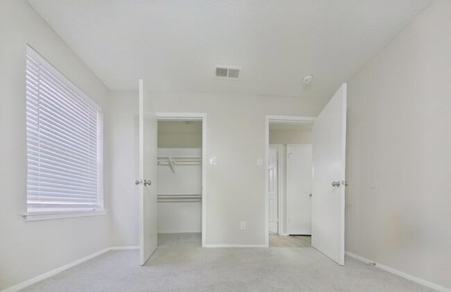 Building Photo - MOVE IN READY