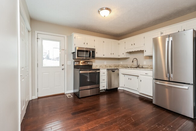 Building Photo - 3200 Lakeford Dr