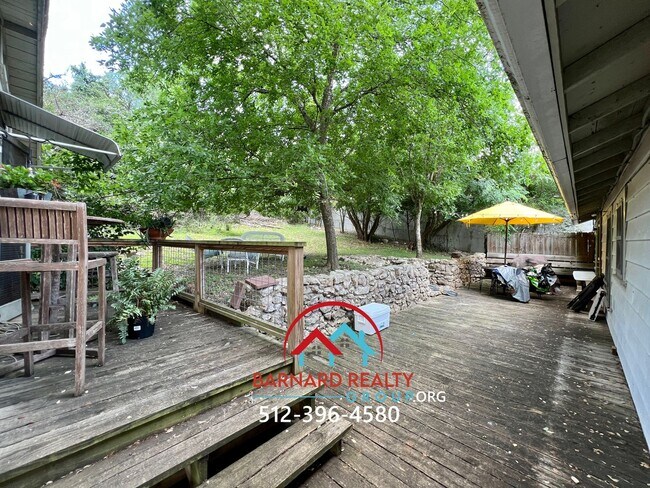 Building Photo - 1007 N LBJ Dr