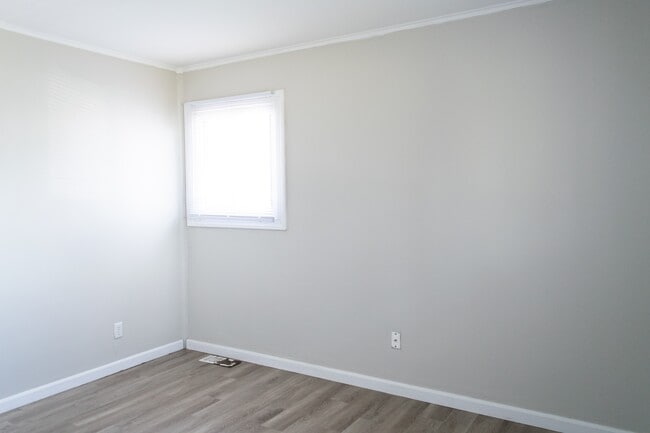 Building Photo - 2373 Vale Dr