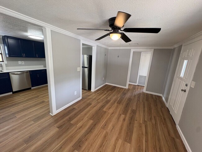 Building Photo - 2 Bed 1 Bath Single Family w/ Fenced Backyard