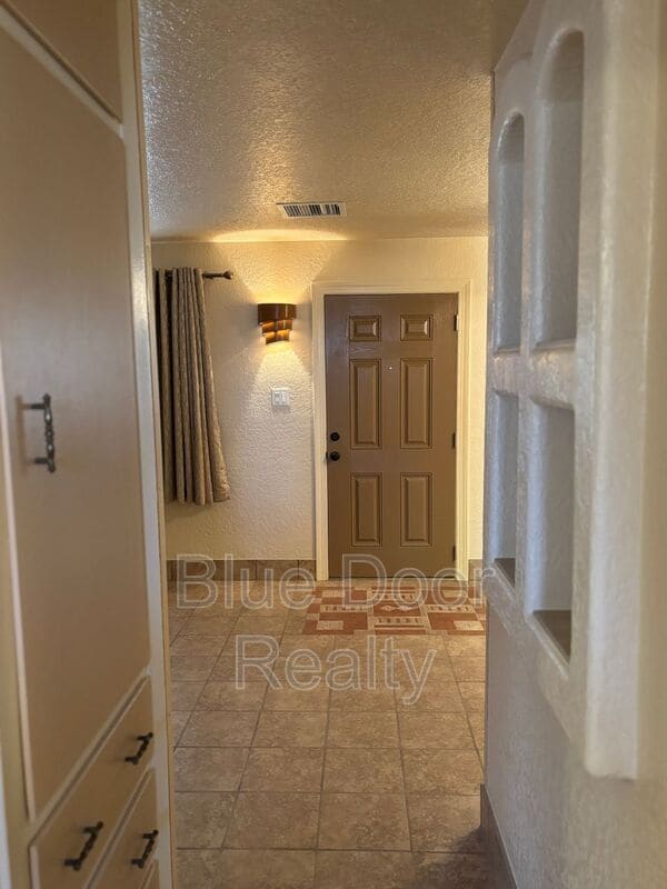 Building Photo - 801 Ortiz Dr SE