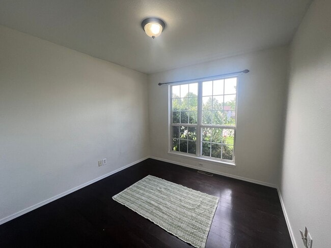 Building Photo - Adorable 3 Bedroom property with a sunroom...