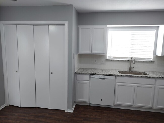 Building Photo - 1302 Hollow Creek Dr