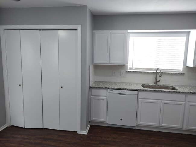 Building Photo - Cool 4-Plex walking distance to Zilker Park and Barton Springs