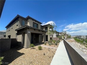 Building Photo - 492 Pear Lake St
