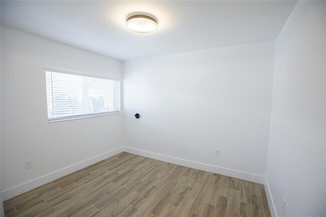 Building Photo - 1112 NE 17th Terrace