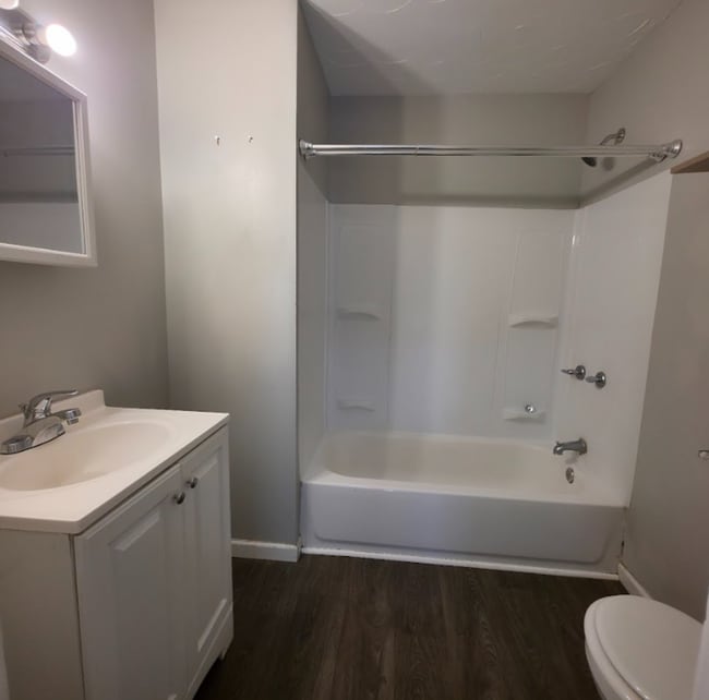 Building Photo - Single Family Home 4 Bedroom and 1 Bath Fo...