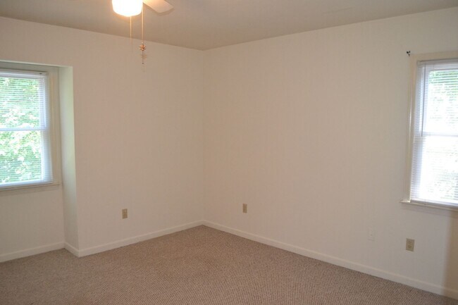 Building Photo - 2 Bedroom Duplex Apartment Close to Campus!