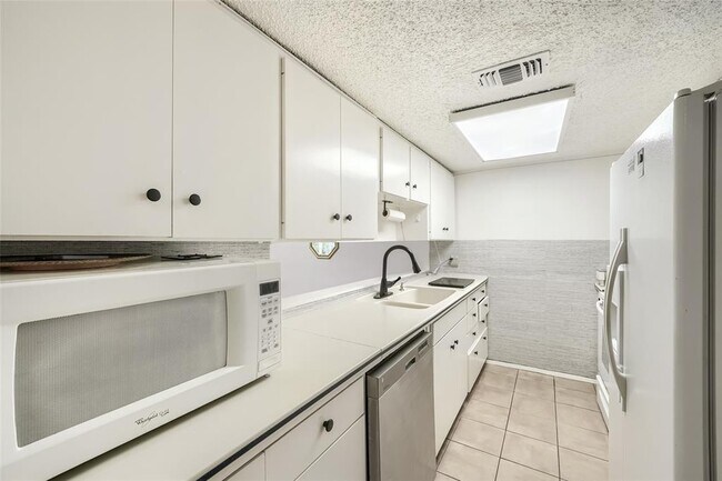 Building Photo - 6810 Thorncliffe Dr