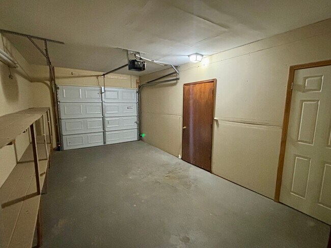 Building Photo - 2021 N Oak Dr