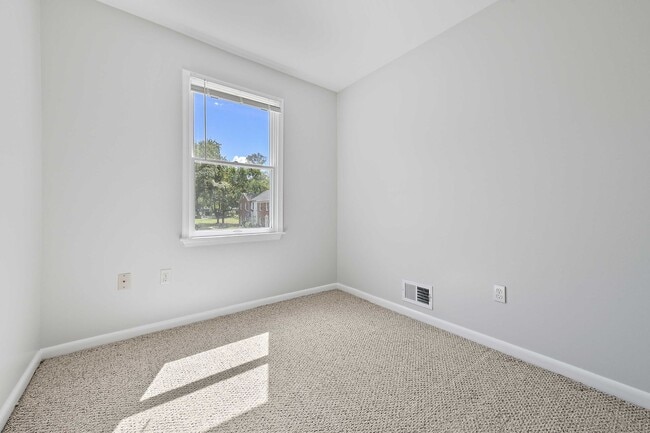 Building Photo - Ready Now! 3 bedroom Townhouse in Annapolis!