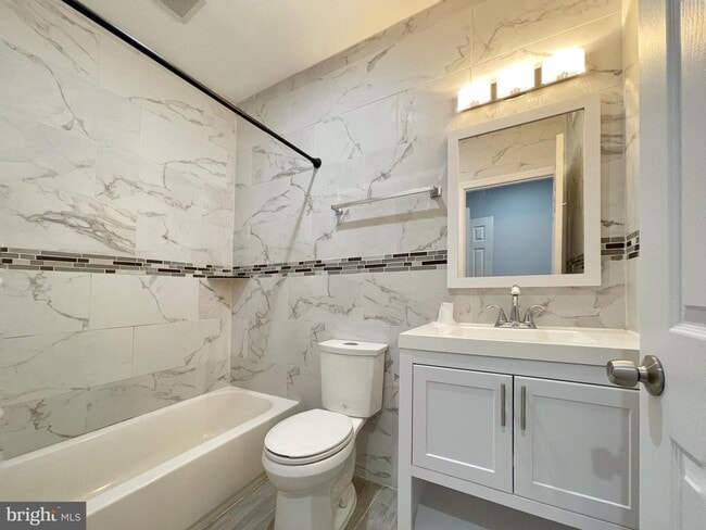 Building Photo - 136 S 11th St