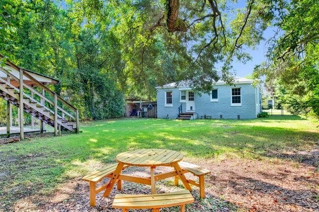 Building Photo - Cute Furnished Cottage close to NAS