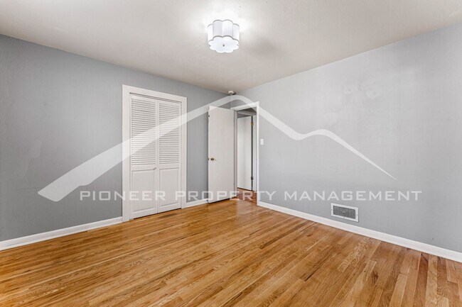 Building Photo - Single Family Home with 1 Car Garage and Central Air!