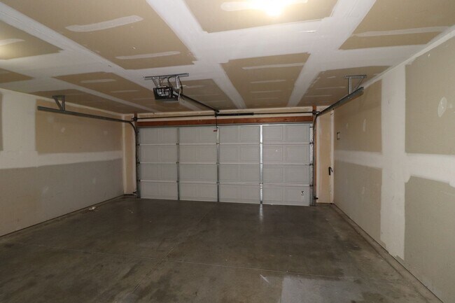 Building Photo - Spacious Duplex for Rent