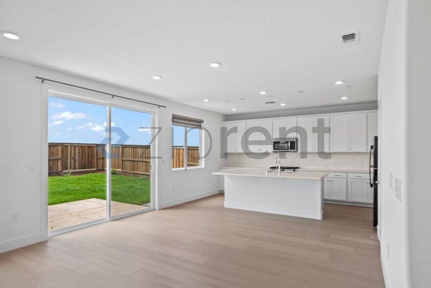 Building Photo - Unit