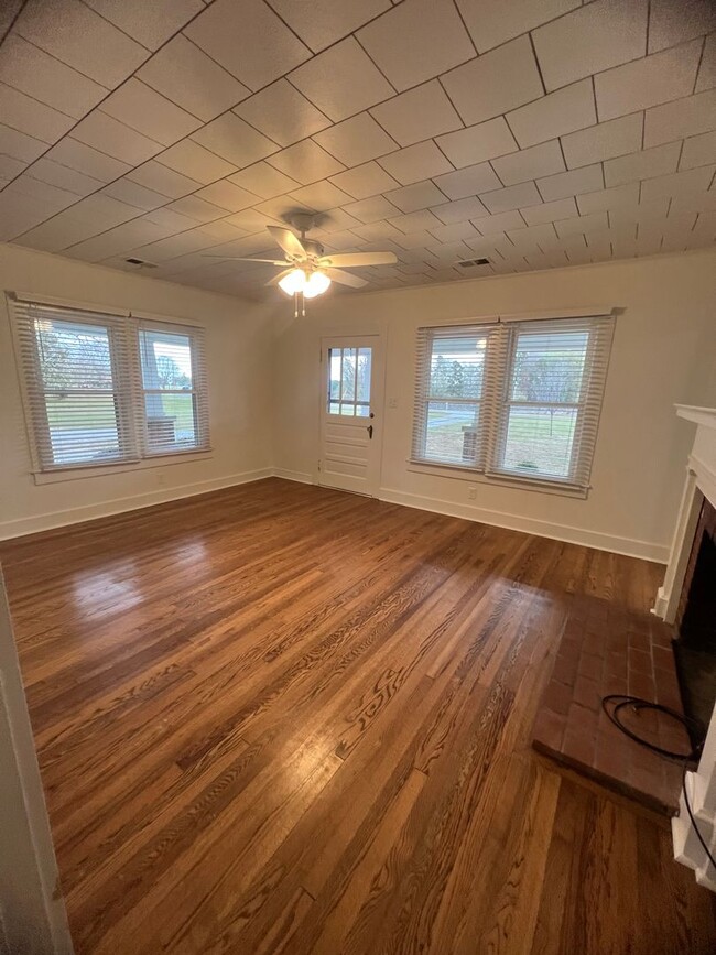 Building Photo - Acreage and Privacy! Available March!