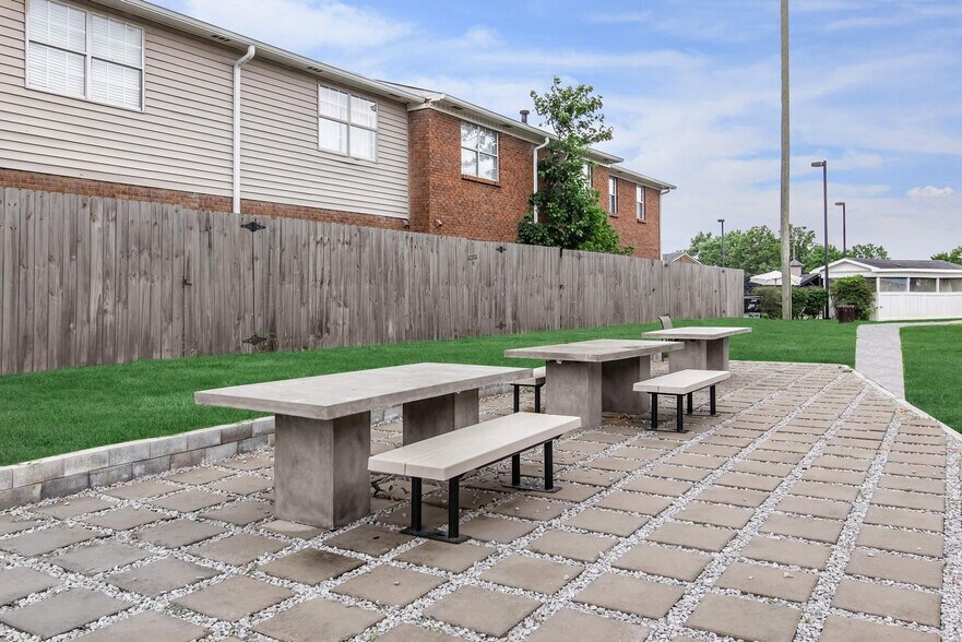 Building Photo - 600 Whispering Hills Dr
