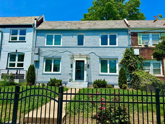 Primary Photo - 2 Bedroom with Parking and Pets Welcome!