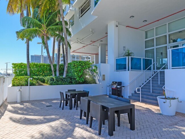 Building Photo - 725 NE 22nd St