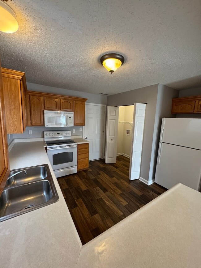 Building Photo - Noblesville 3  - R home