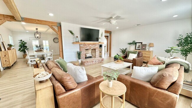 Building Photo - Beautifully Remodeled and Charming Country...