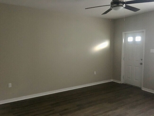 Building Photo - *** Duplex Style Apartment * Pet Friendly * Renovated * Available Now * Granite Counters * Stainl...