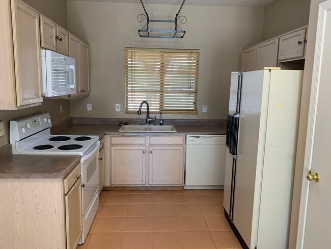 Building Photo - Wonderful 3 bedroom 2.5 bath home located in the golf course community of Western Skies