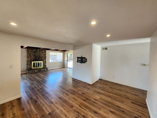 Building Photo - 3 Bedroom Single Story House in San Carlos