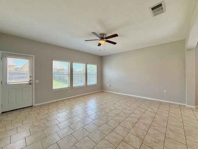 Building Photo - Northeast Crossing Neighborhood. Close to ...
