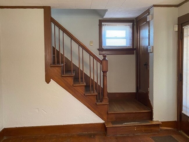 Building Photo - A charming three bedroom, one bathroom sin...