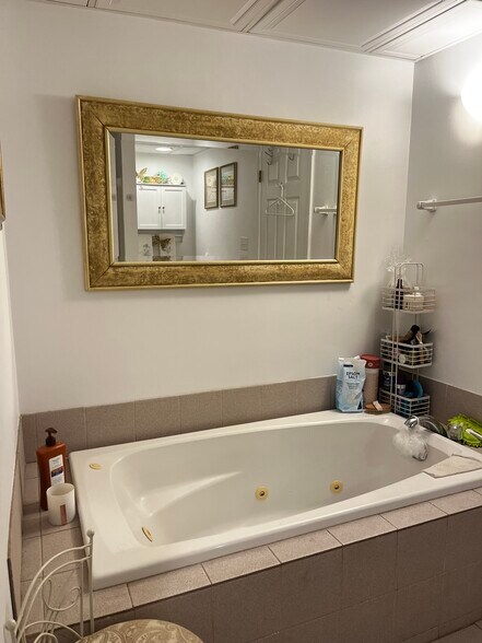 Jetted tub - 142R Page Rd