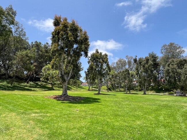 Building Photo - Stunning Townhome in Tanglewood Community