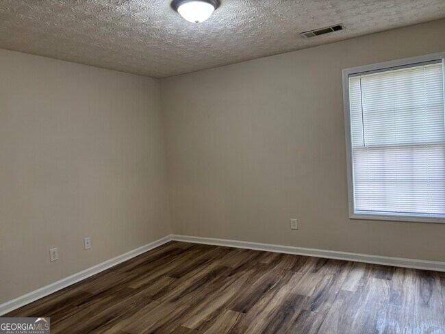 Building Photo - 97 Lily Dr